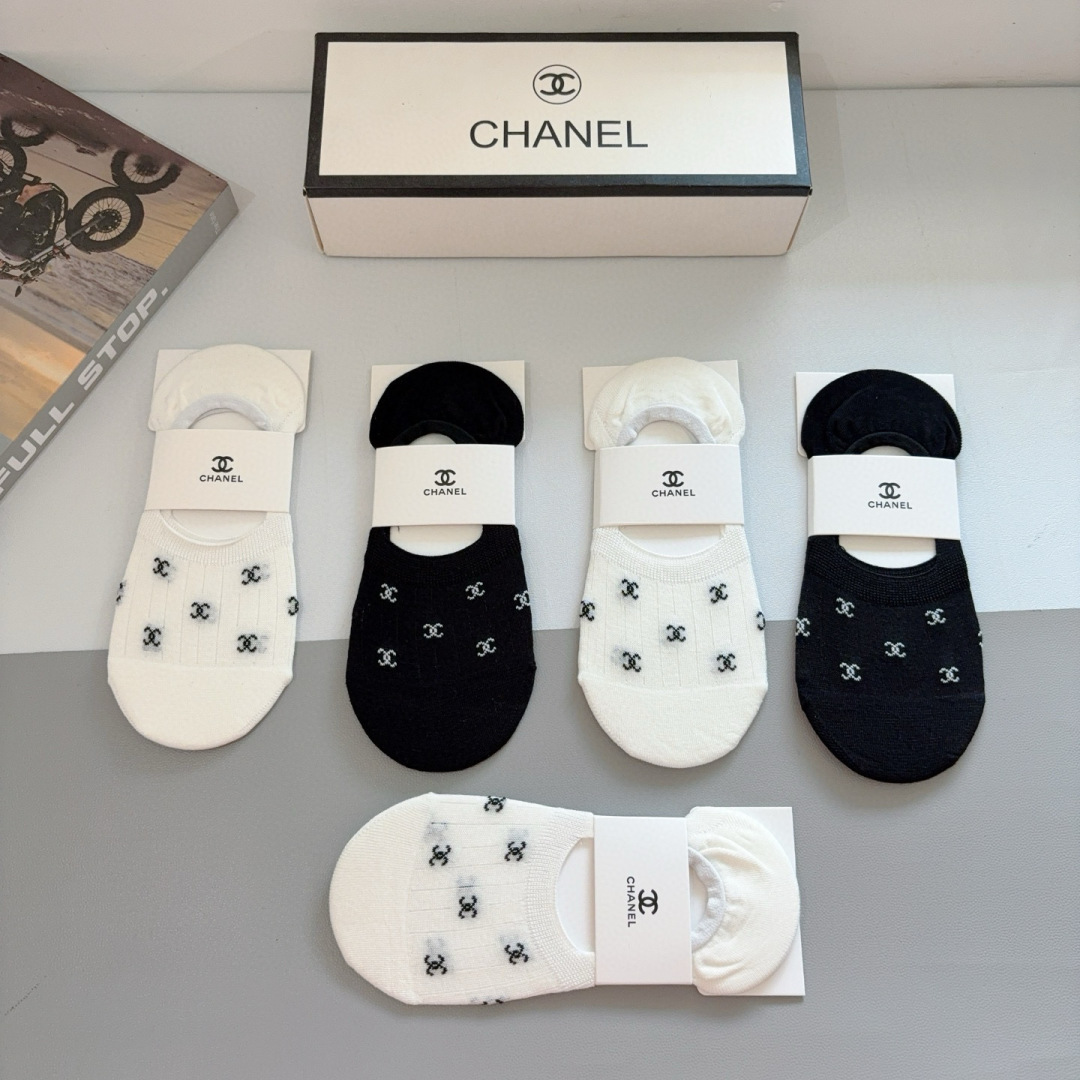 配包装（一盒5双）
CHANEL 香奈儿经典袜子❗️高版本竹棉材质柔软，秒杀市场普通货，经典的双C图案l