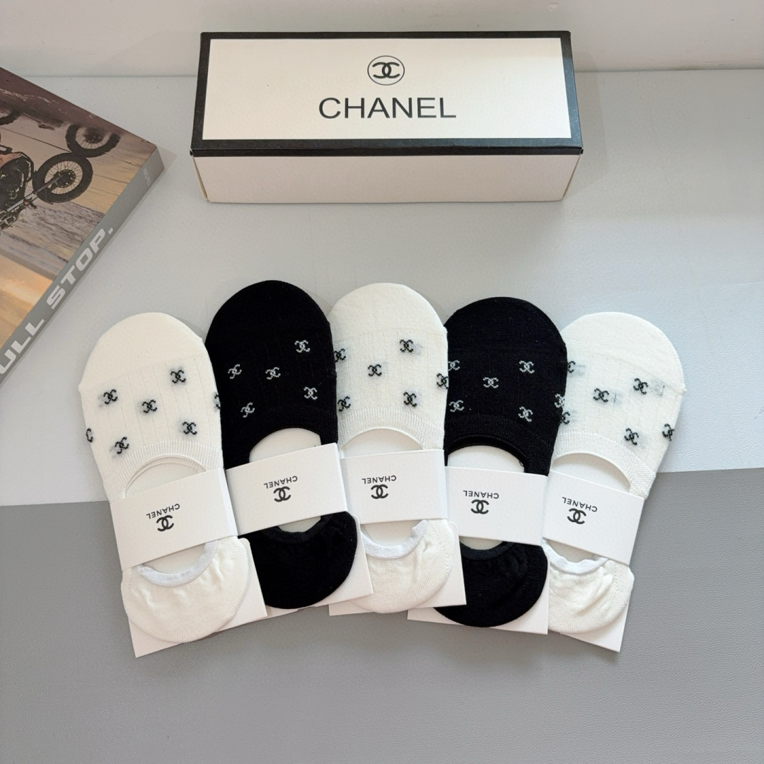 配包装（一盒5双）
CHANEL 香奈儿经典袜子❗️高版本竹棉材质柔软，秒杀市场普通货，经典的双C图案l