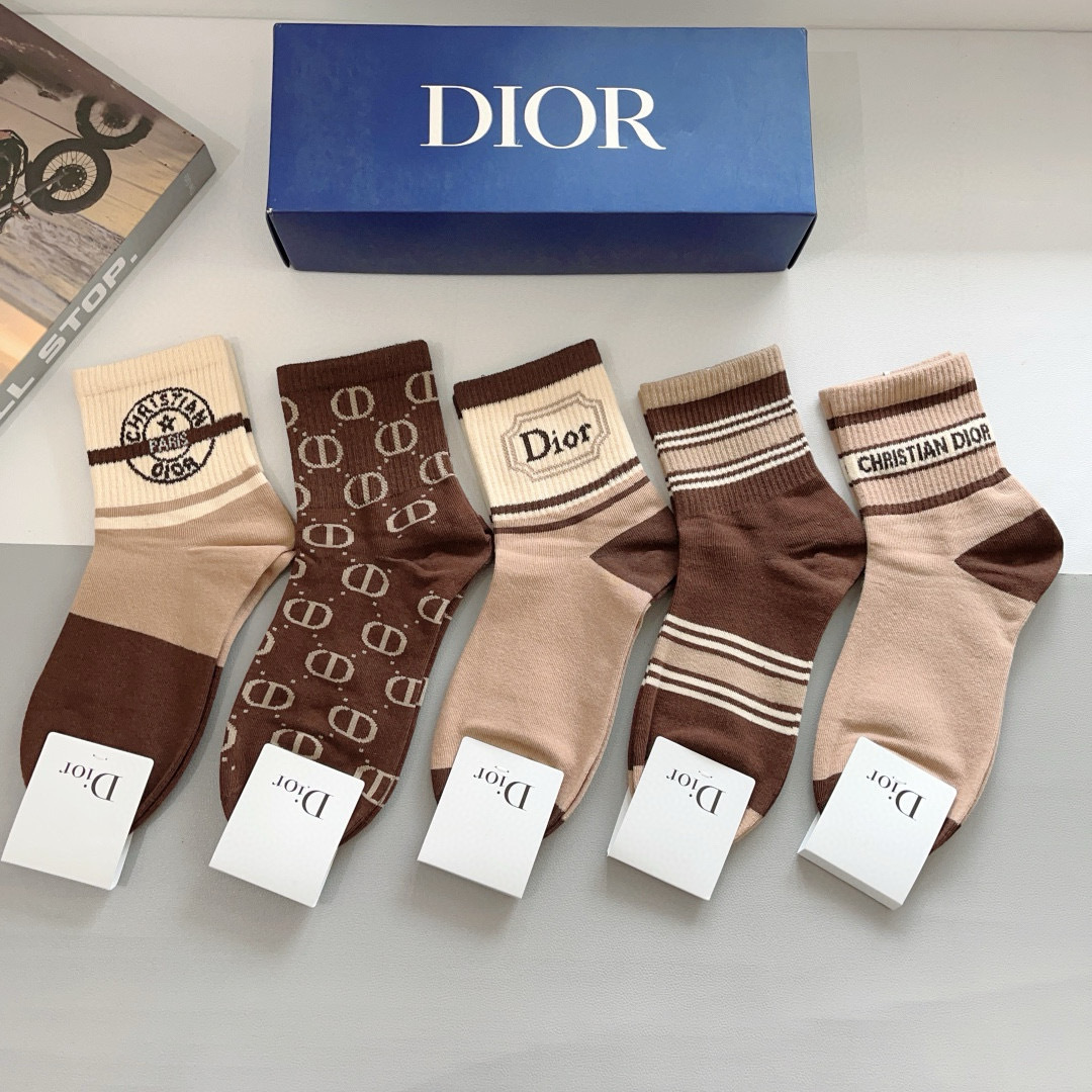 配包装（一盒5双）
Dior 迪奥 新款字母罗口中筒袜子！爆款字母专柜同步中筒袜，💛大牌出街，潮人必备。