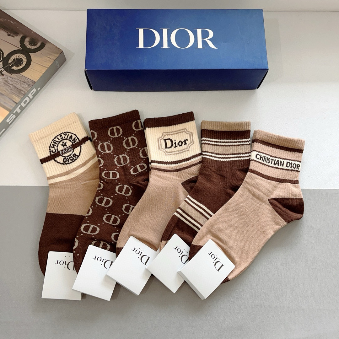 配包装（一盒5双）
Dior 迪奥 新款字母罗口中筒袜子！爆款字母专柜同步中筒袜，💛大牌出街，潮人必备。