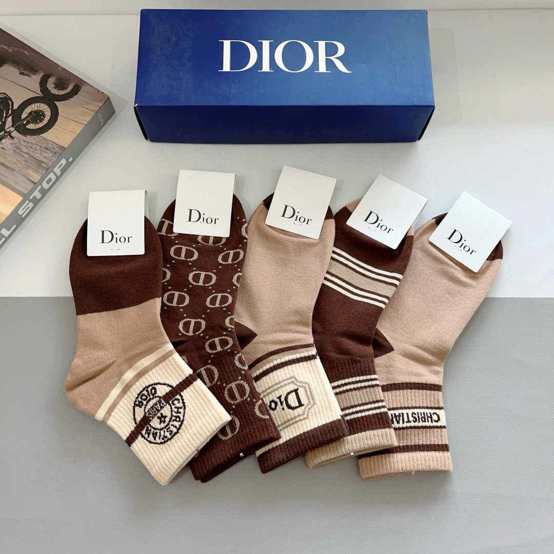 配包装（一盒5双）
Dior 迪奥 新款字母罗口中筒袜子！爆款字母专柜同步中筒袜，💛大牌出街，潮人必备。