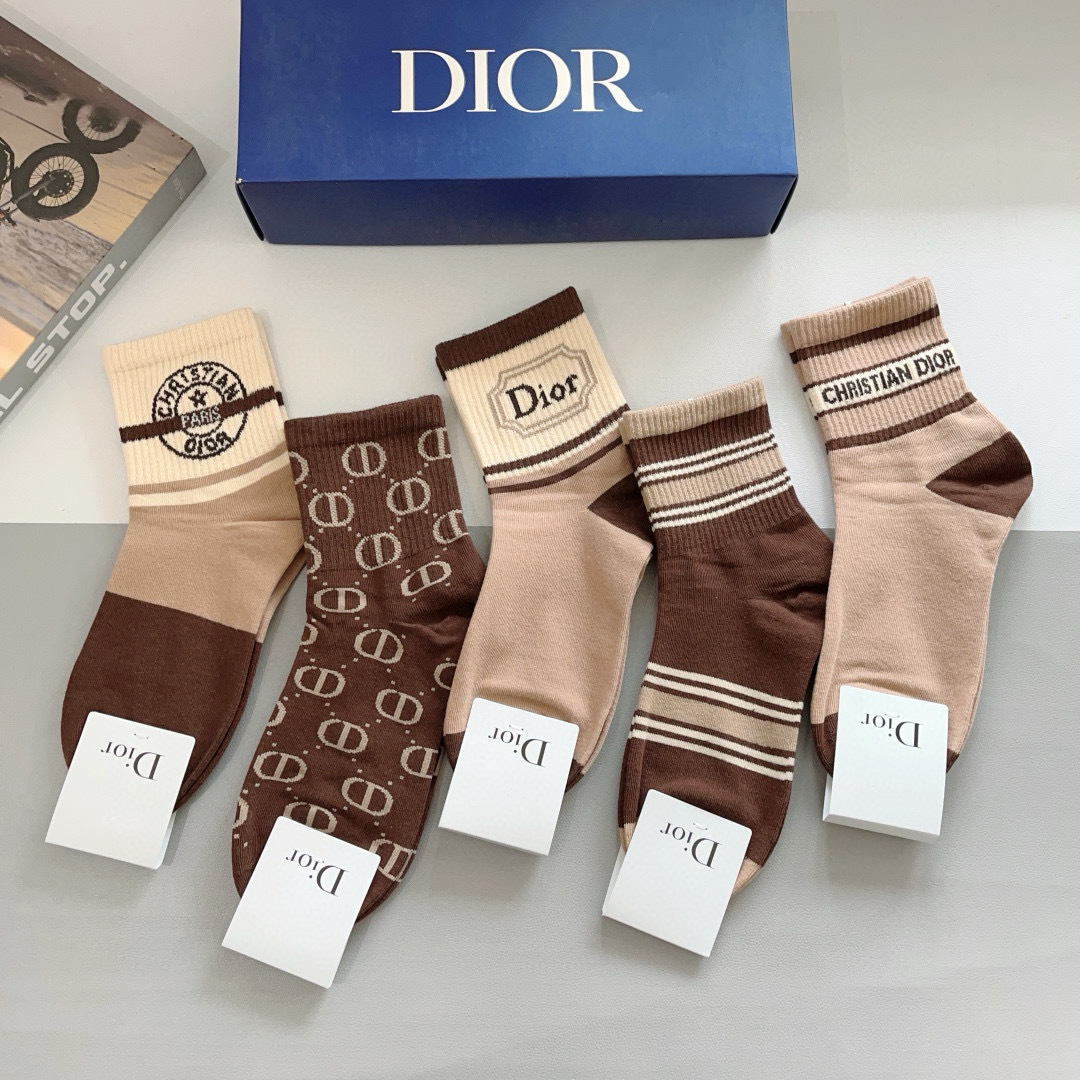 配包装（一盒5双）
Dior 迪奥 新款字母罗口中筒袜子！爆款字母专柜同步中筒袜，💛大牌出街，潮人必备。
