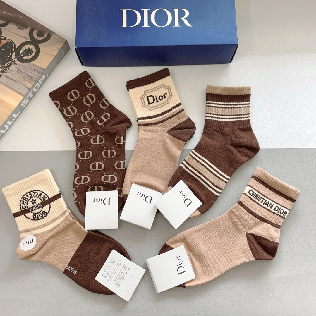 配包装（一盒5双）
Dior 迪奥 新款字母罗口中筒袜子！爆款字母专柜同步中筒袜，💛大牌出街，潮人必备。