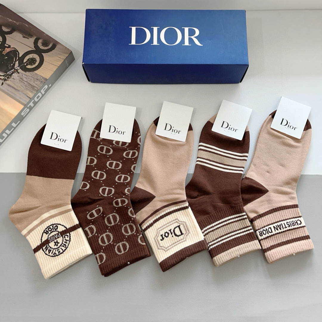 配包装（一盒5双）
Dior 迪奥 新款字母罗口中筒袜子！爆款字母专柜同步中筒袜，💛大牌出街，潮人必备。