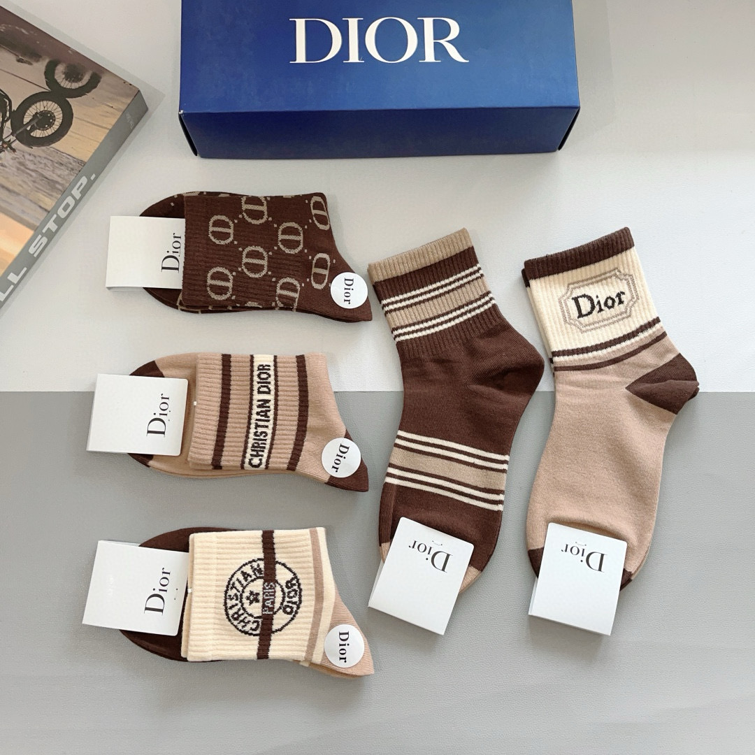 配包装（一盒5双）
Dior 迪奥 新款字母罗口中筒袜子！爆款字母专柜同步中筒袜，💛大牌出街，潮人必备。