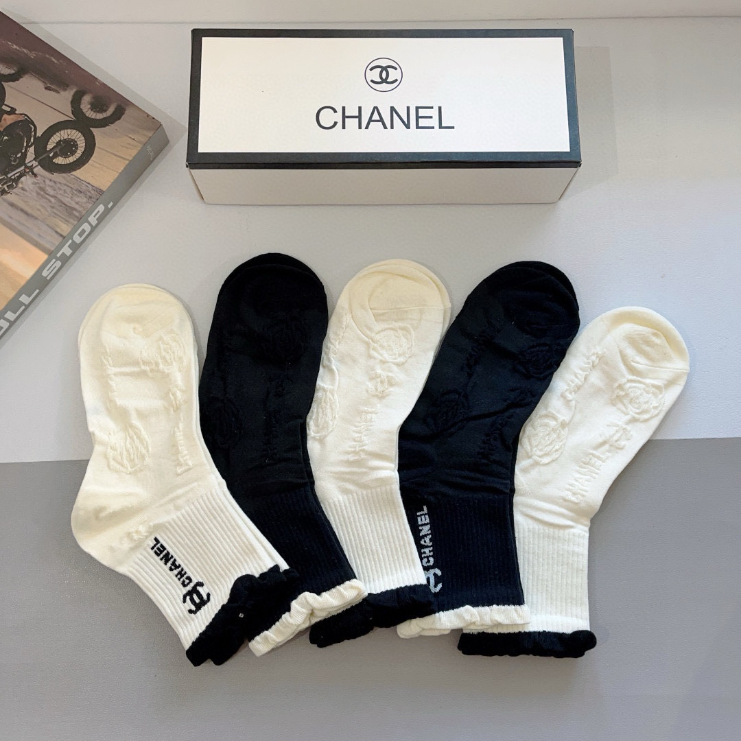 配包装（一盒5双）
CHANEL 香奈儿经典袜子❗️高版本纯棉材质柔软，秒杀市场普通货，经典的双C图案l