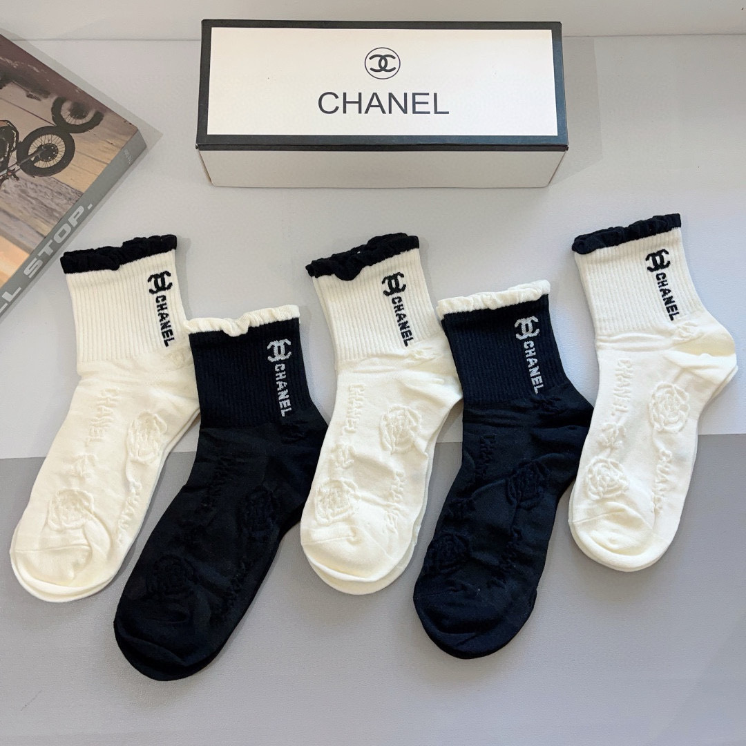配包装（一盒5双）
CHANEL 香奈儿经典袜子❗️高版本纯棉材质柔软，秒杀市场普通货，经典的双C图案l