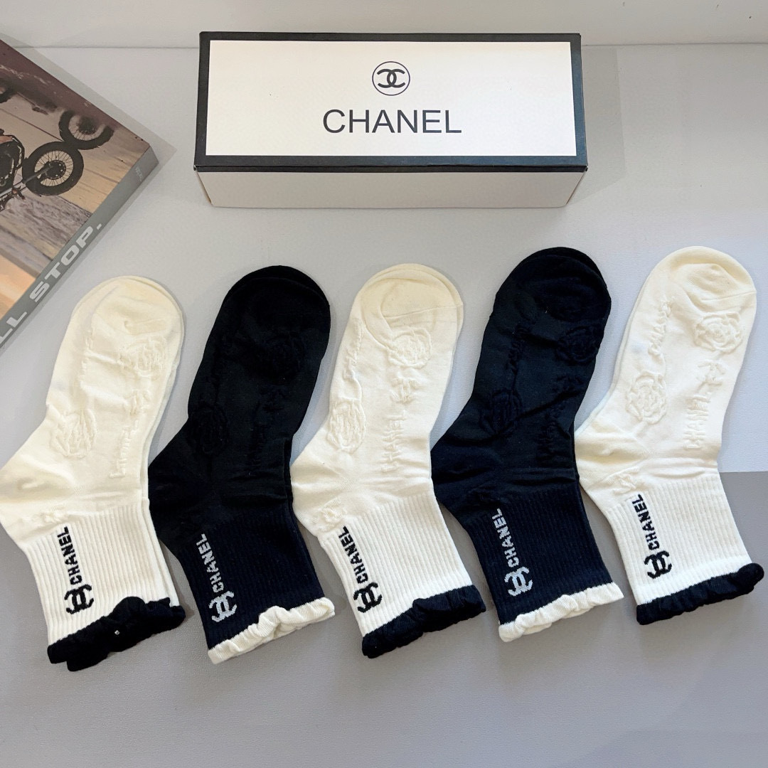 配包装（一盒5双）
CHANEL 香奈儿经典袜子❗️高版本纯棉材质柔软，秒杀市场普通货，经典的双C图案l
