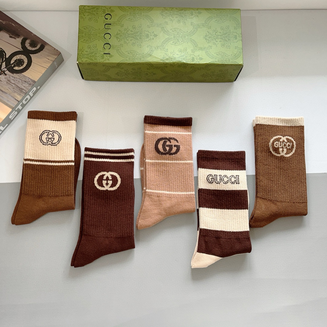 配包装（一盒5双）
 Gucci 古奇 新款长筒袜子，纯棉面料，潮人必备 ，Gucci 爆款，经典双G，