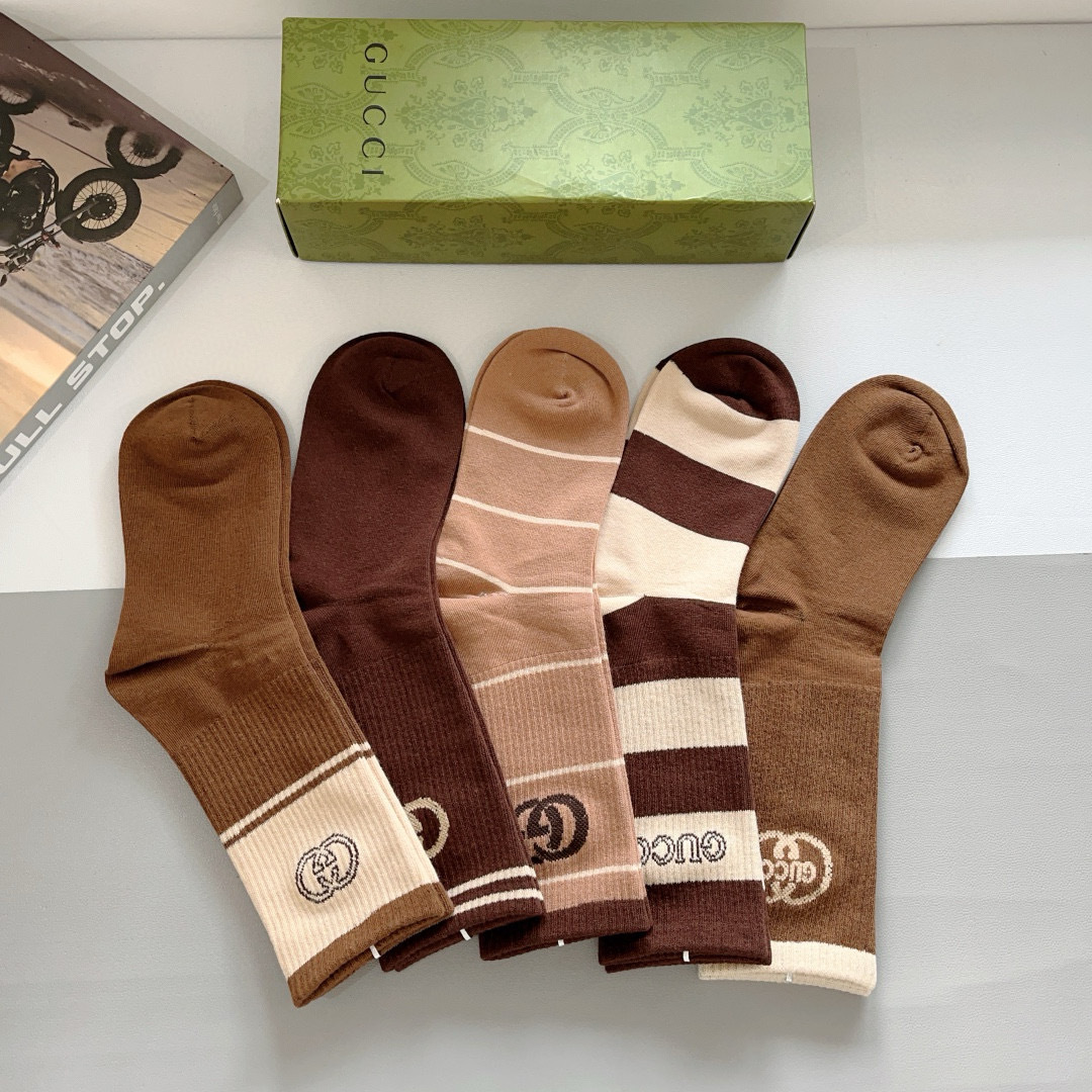 配包装（一盒5双）
 Gucci 古奇 新款长筒袜子，纯棉面料，潮人必备 ，Gucci 爆款，经典双G，