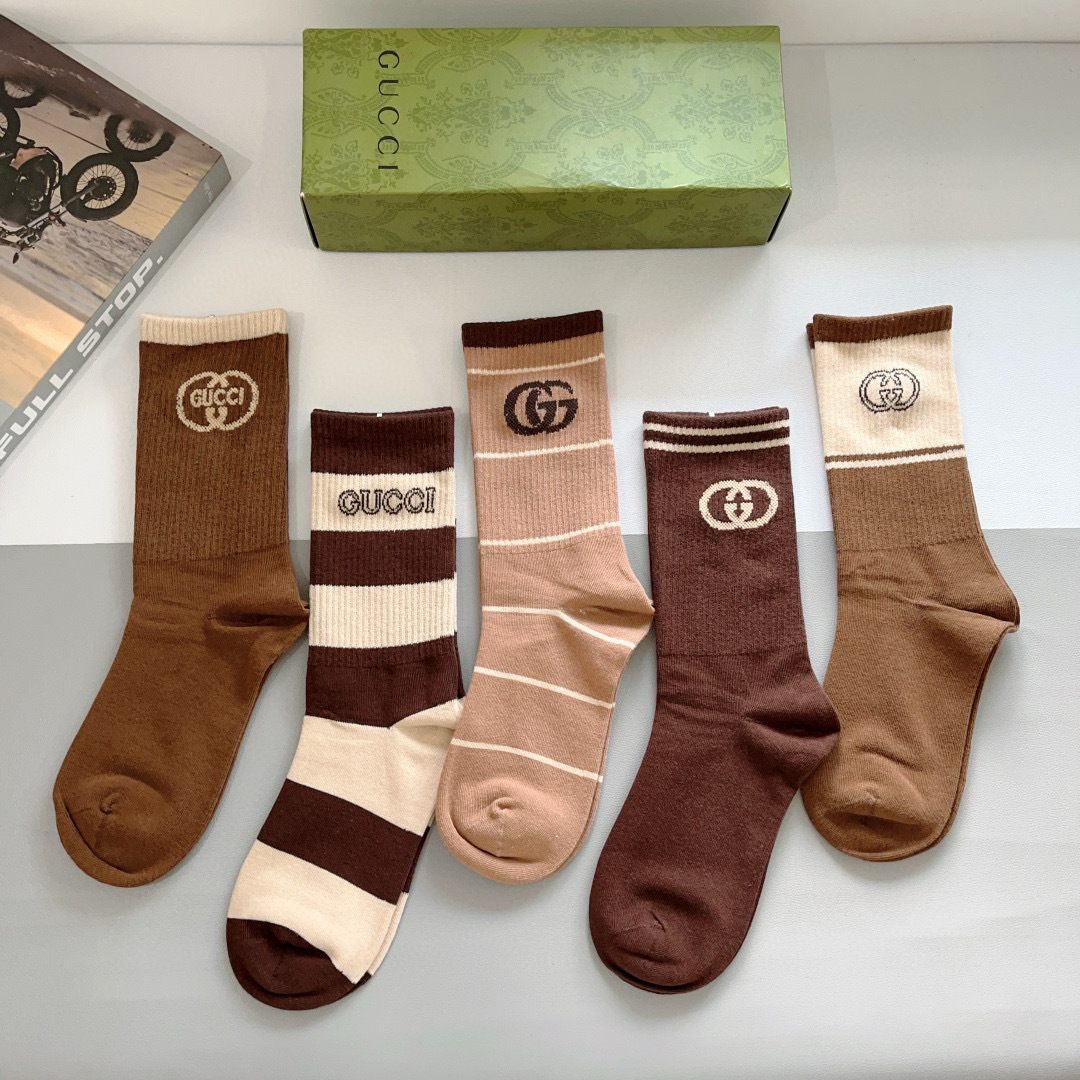 配包装（一盒5双）
 Gucci 古奇 新款长筒袜子，纯棉面料，潮人必备 ，Gucci 爆款，经典双G，