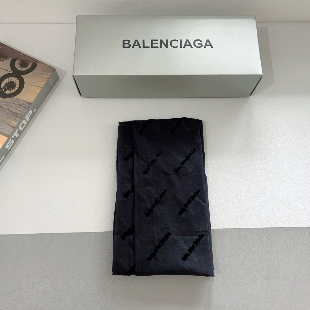 配包装【一盒1双】
🌟Balenciaga 巴黎世家经典植绒字母丝袜 🌟欧美大牌丝袜。一比一高版本制作，