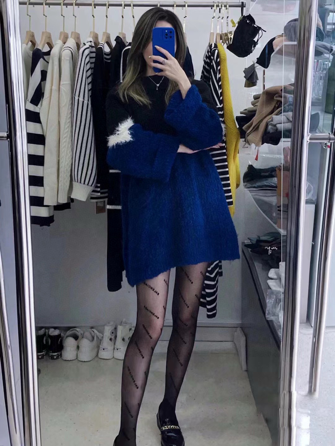 配包装【一盒1双】
🌟Balenciaga 巴黎世家经典植绒字母丝袜 🌟欧美大牌丝袜。一比一高版本制作，