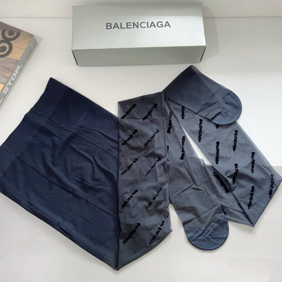 配包装【一盒1双】
🌟Balenciaga 巴黎世家经典植绒字母丝袜 🌟欧美大牌丝袜。一比一高版本制作，