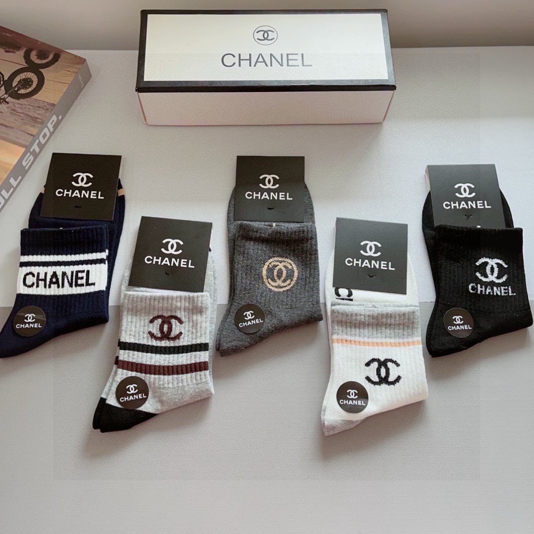 配包装（一盒5双）
CHANEL 香奈儿经典中长款袜子❗️高版本纯棉材质柔软，秒杀市场普通货，经典的双C