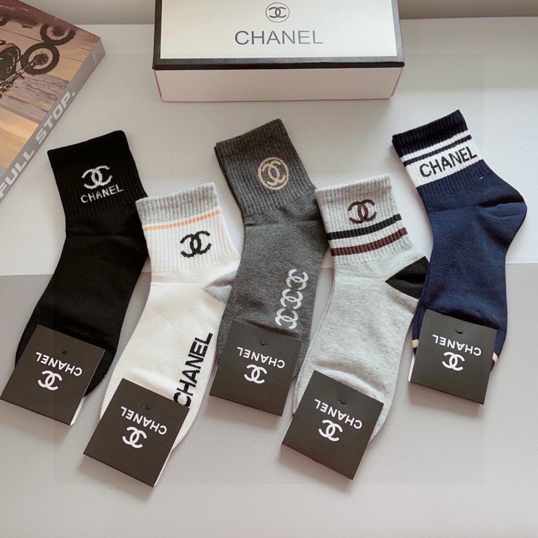 配包装（一盒5双）
CHANEL 香奈儿经典中长款袜子❗️高版本纯棉材质柔软，秒杀市场普通货，经典的双C