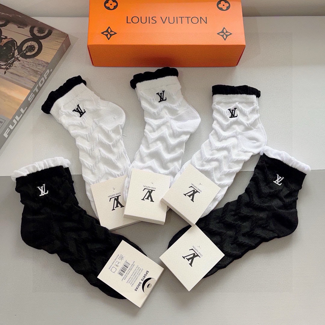 配包装（一盒5双） 🌟 LV 路易威登 超火爆小单品，刺绣袜子 潮人必备 爆款，中筒袜，个性时尚百搭款，