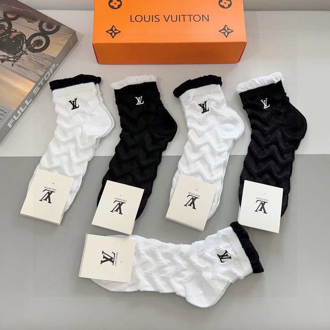 配包装（一盒5双） 🌟 LV 路易威登 超火爆小单品，刺绣袜子 潮人必备 爆款，中筒袜，个性时尚百搭款，