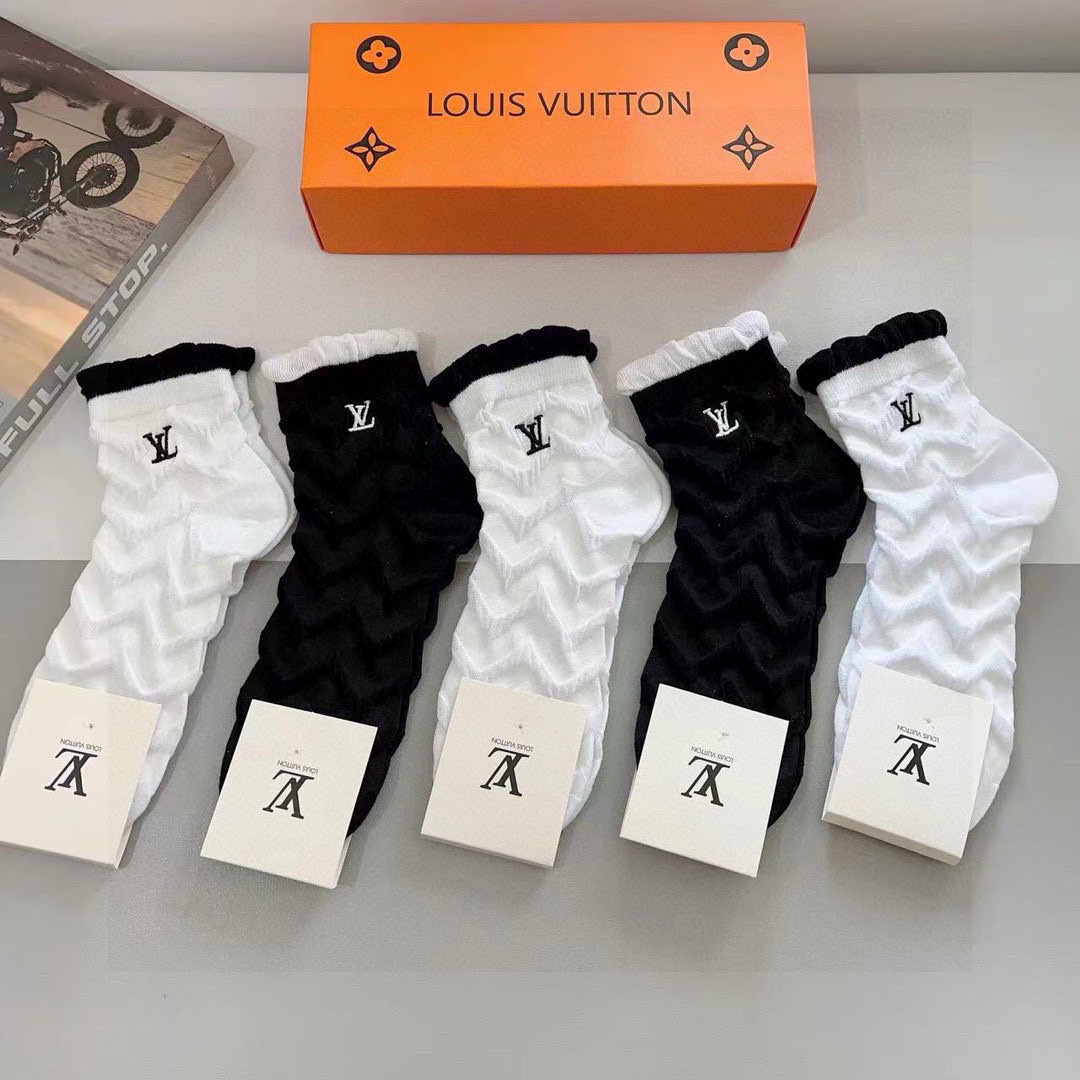 配包装（一盒5双） 🌟 LV 路易威登 超火爆小单品，刺绣袜子 潮人必备 爆款，中筒袜，个性时尚百搭款，
