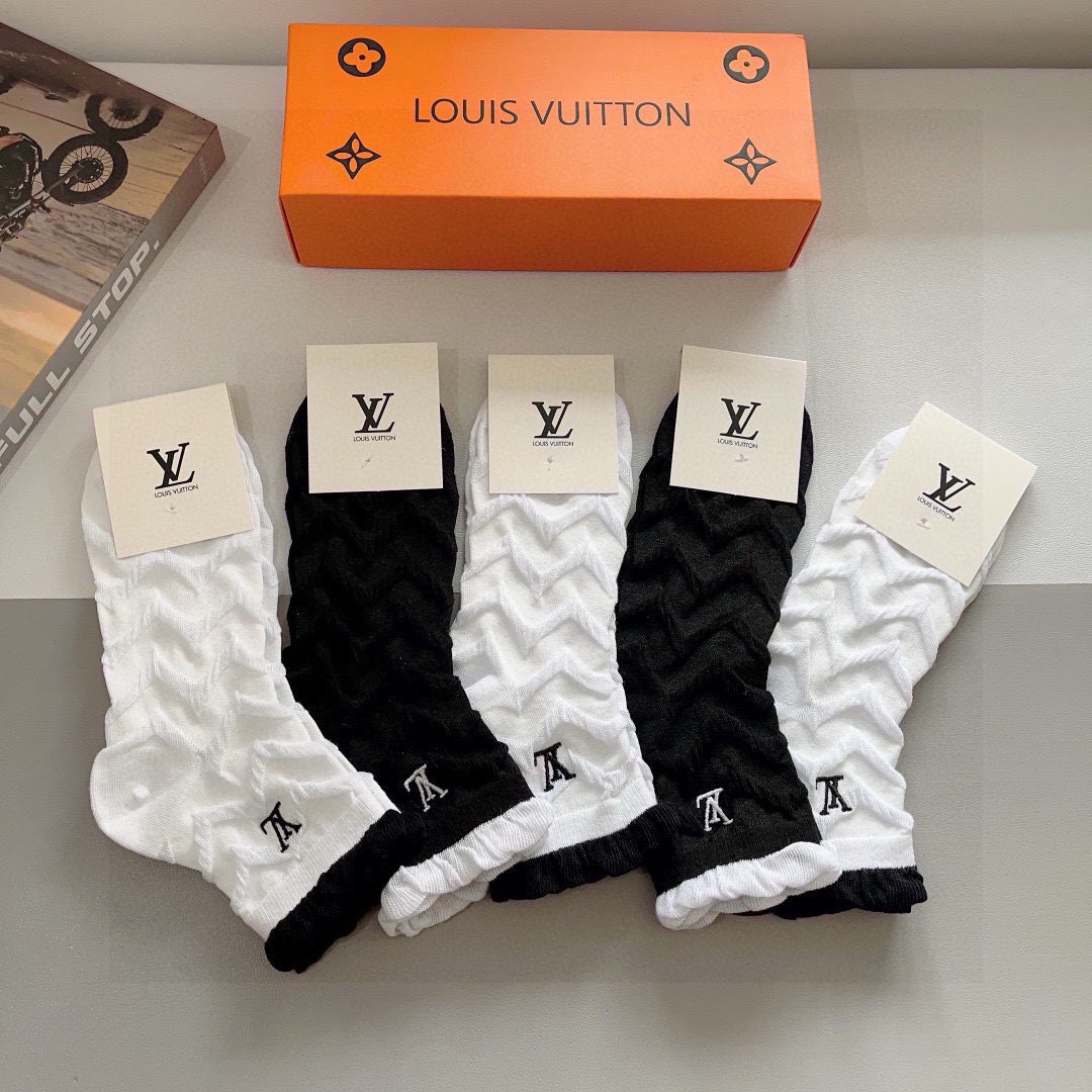 配包装（一盒5双） 🌟 LV 路易威登 超火爆小单品，刺绣袜子 潮人必备 爆款，中筒袜，个性时尚百搭款，
