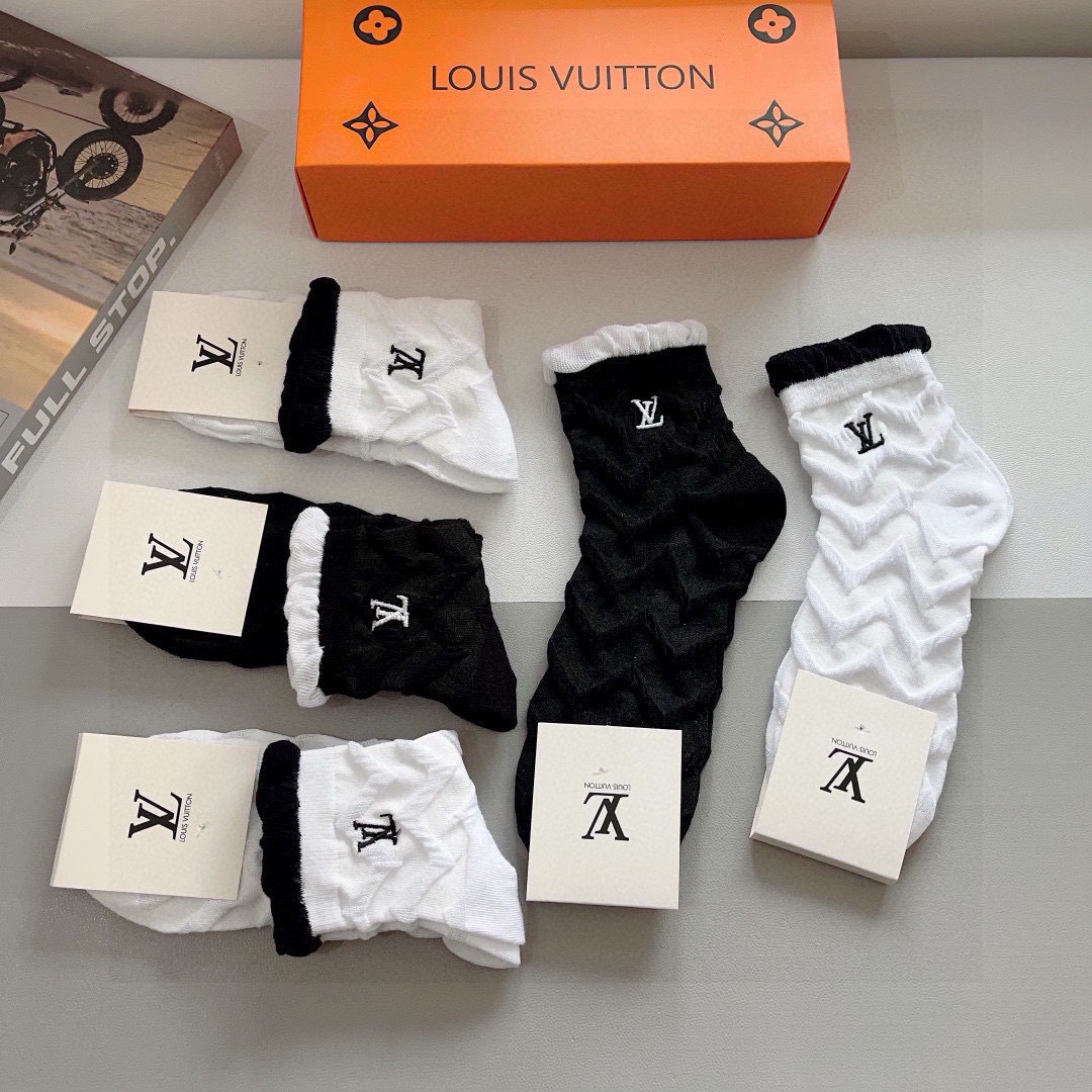 配包装（一盒5双） 🌟 LV 路易威登 超火爆小单品，刺绣袜子 潮人必备 爆款，中筒袜，个性时尚百搭款，