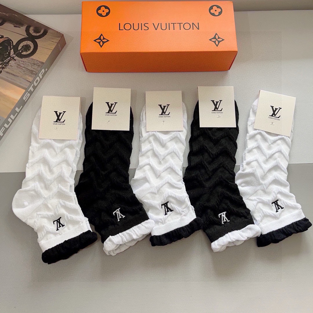配包装（一盒5双） 🌟 LV 路易威登 超火爆小单品，刺绣袜子 潮人必备 爆款，中筒袜，个性时尚百搭款，
