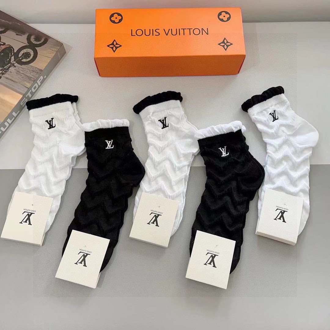 配包装（一盒5双） 🌟 LV 路易威登 超火爆小单品，刺绣袜子 潮人必备 爆款，中筒袜，个性时尚百搭款，