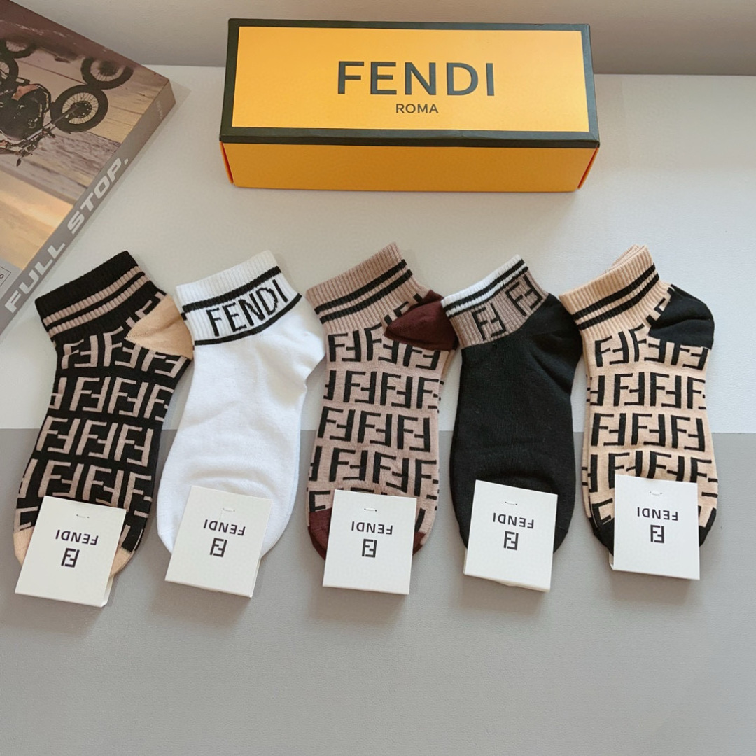 配包装（一盒5双）
FENDI  芬迪  字母双Ｆ爆款中筒袜，纯棉面料， 专柜同款 💓纯棉面料，实用好穿
