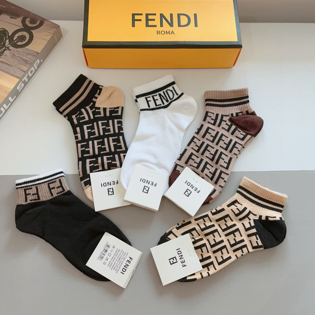 配包装（一盒5双）
FENDI  芬迪  字母双Ｆ爆款中筒袜，纯棉面料， 专柜同款 💓纯棉面料，实用好穿