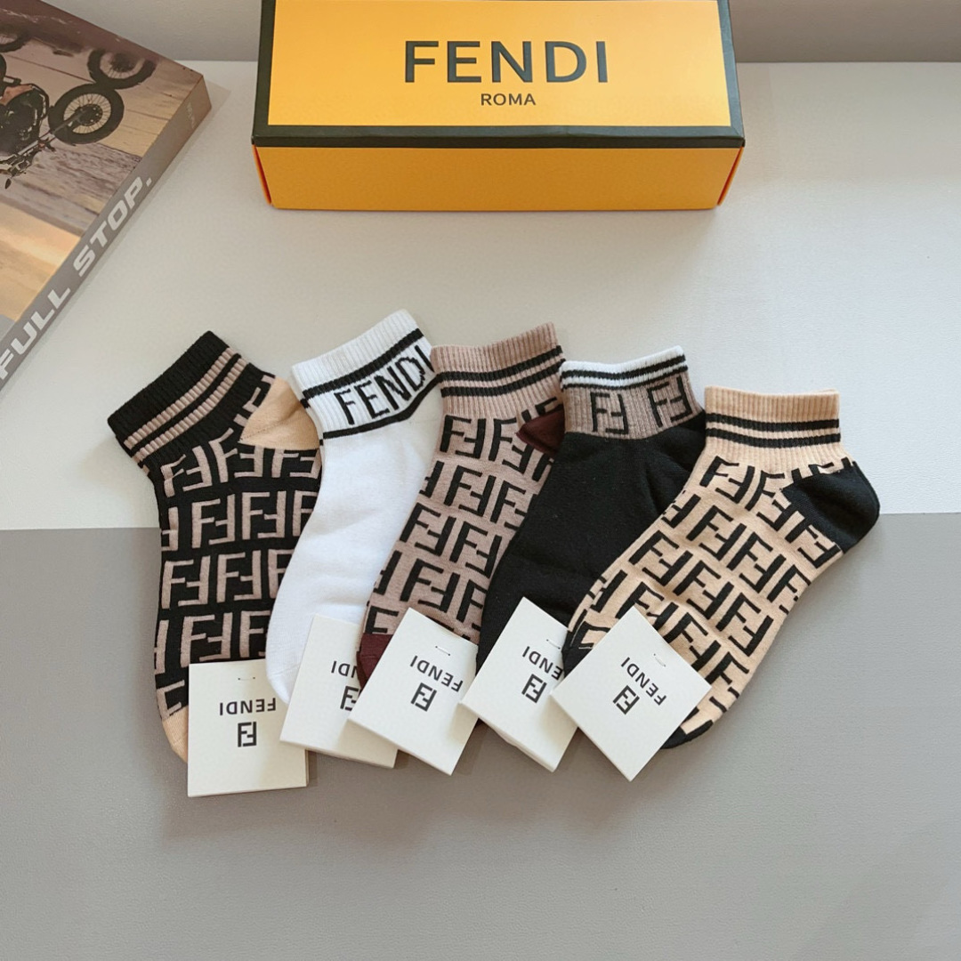 配包装（一盒5双）
FENDI  芬迪  字母双Ｆ爆款中筒袜，纯棉面料， 专柜同款 💓纯棉面料，实用好穿