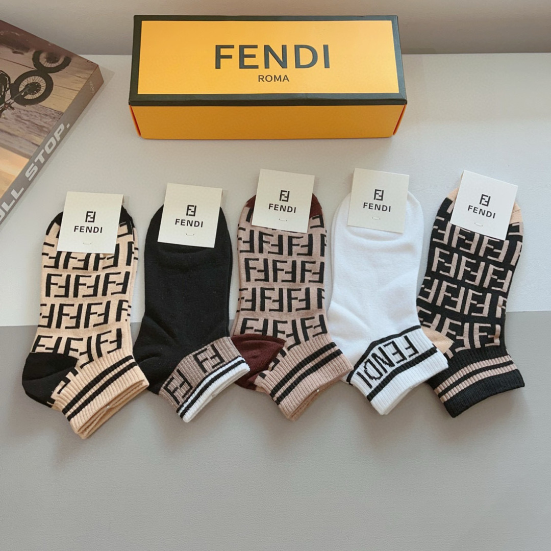 配包装（一盒5双）
FENDI  芬迪  字母双Ｆ爆款中筒袜，纯棉面料， 专柜同款 💓纯棉面料，实用好穿