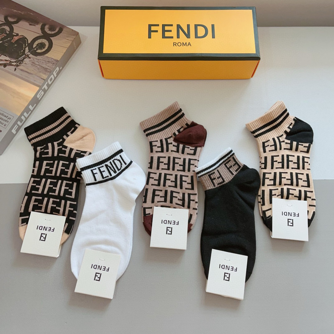 配包装（一盒5双）
FENDI  芬迪  字母双Ｆ爆款中筒袜，纯棉面料， 专柜同款 💓纯棉面料，实用好穿