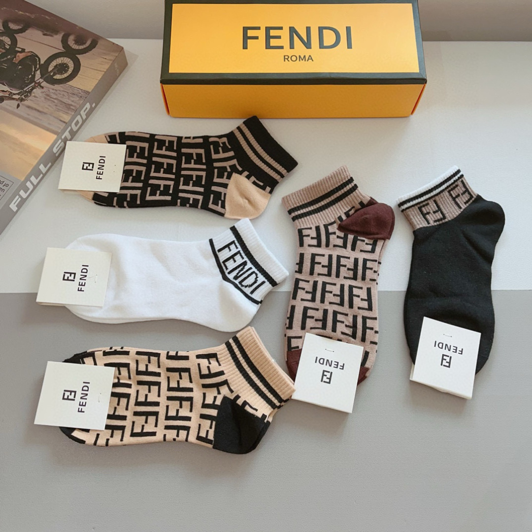配包装（一盒5双）
FENDI  芬迪  字母双Ｆ爆款中筒袜，纯棉面料， 专柜同款 💓纯棉面料，实用好穿