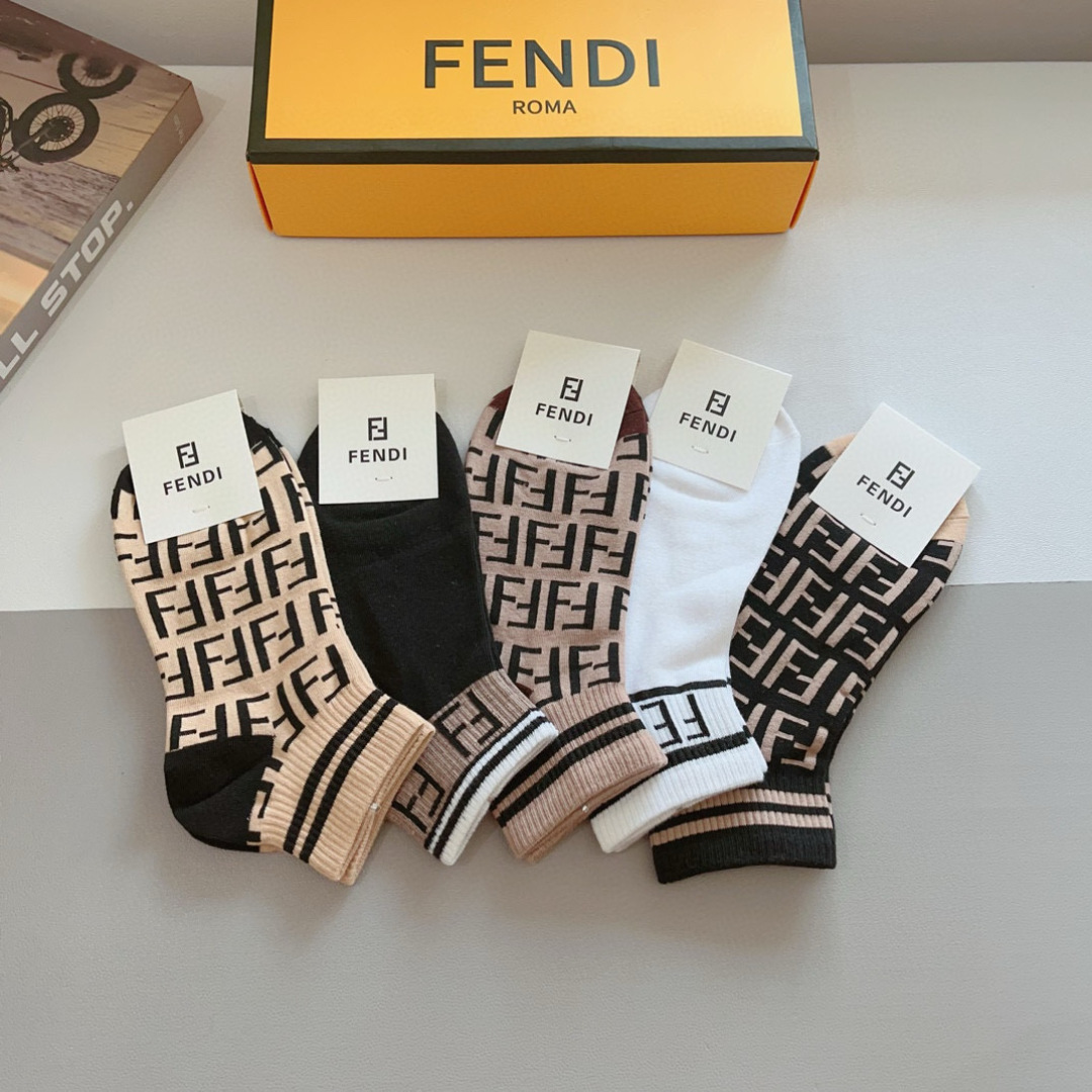 配包装（一盒5双）
FENDI  芬迪  字母双Ｆ爆款中筒袜，纯棉面料， 专柜同款 💓纯棉面料，实用好穿
