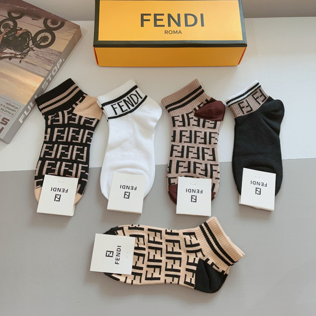 配包装（一盒5双）
FENDI  芬迪  字母双Ｆ爆款中筒袜，纯棉面料， 专柜同款 💓纯棉面料，实用好穿
