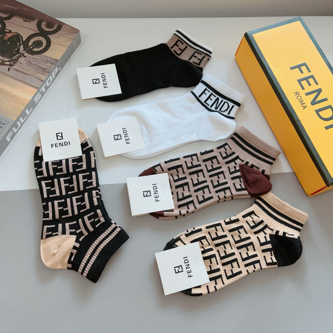 配包装（一盒5双）
FENDI  芬迪  字母双Ｆ爆款中筒袜，纯棉面料， 专柜同款 💓纯棉面料，实用好穿