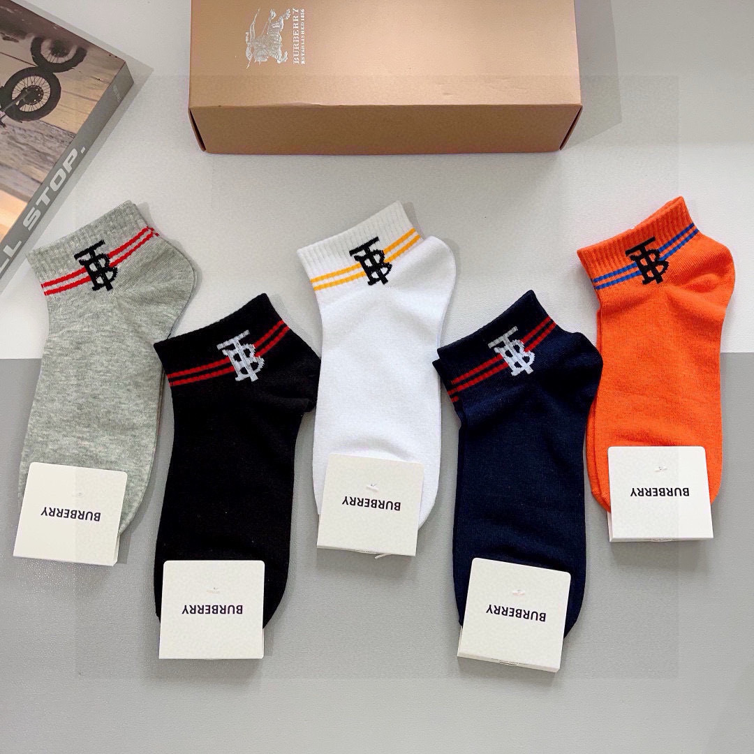 配包装（一盒5双）
🌟Burberry 巴宝莉 超火爆小单品，男女通用纯棉面料，潮人必备  爆款格子中筒