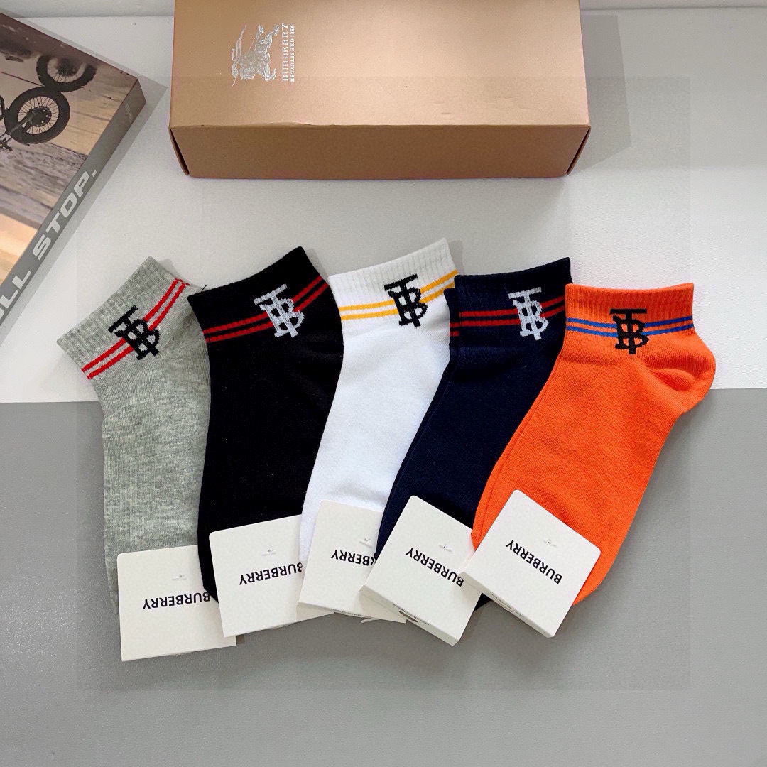 配包装（一盒5双）
🌟Burberry 巴宝莉 超火爆小单品，男女通用纯棉面料，潮人必备  爆款格子中筒