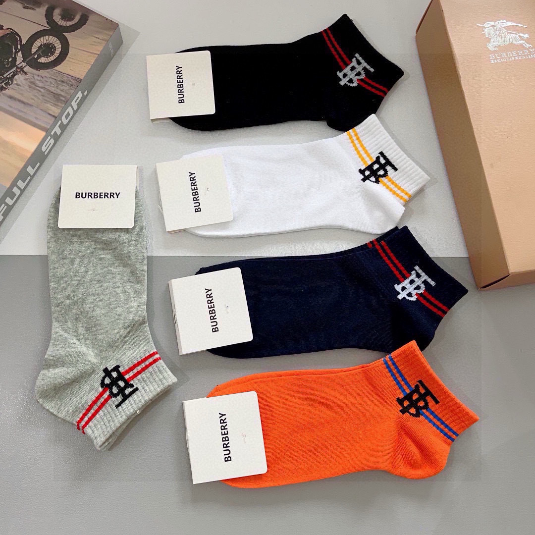 配包装（一盒5双）
🌟Burberry 巴宝莉 超火爆小单品，男女通用纯棉面料，潮人必备  爆款格子中筒