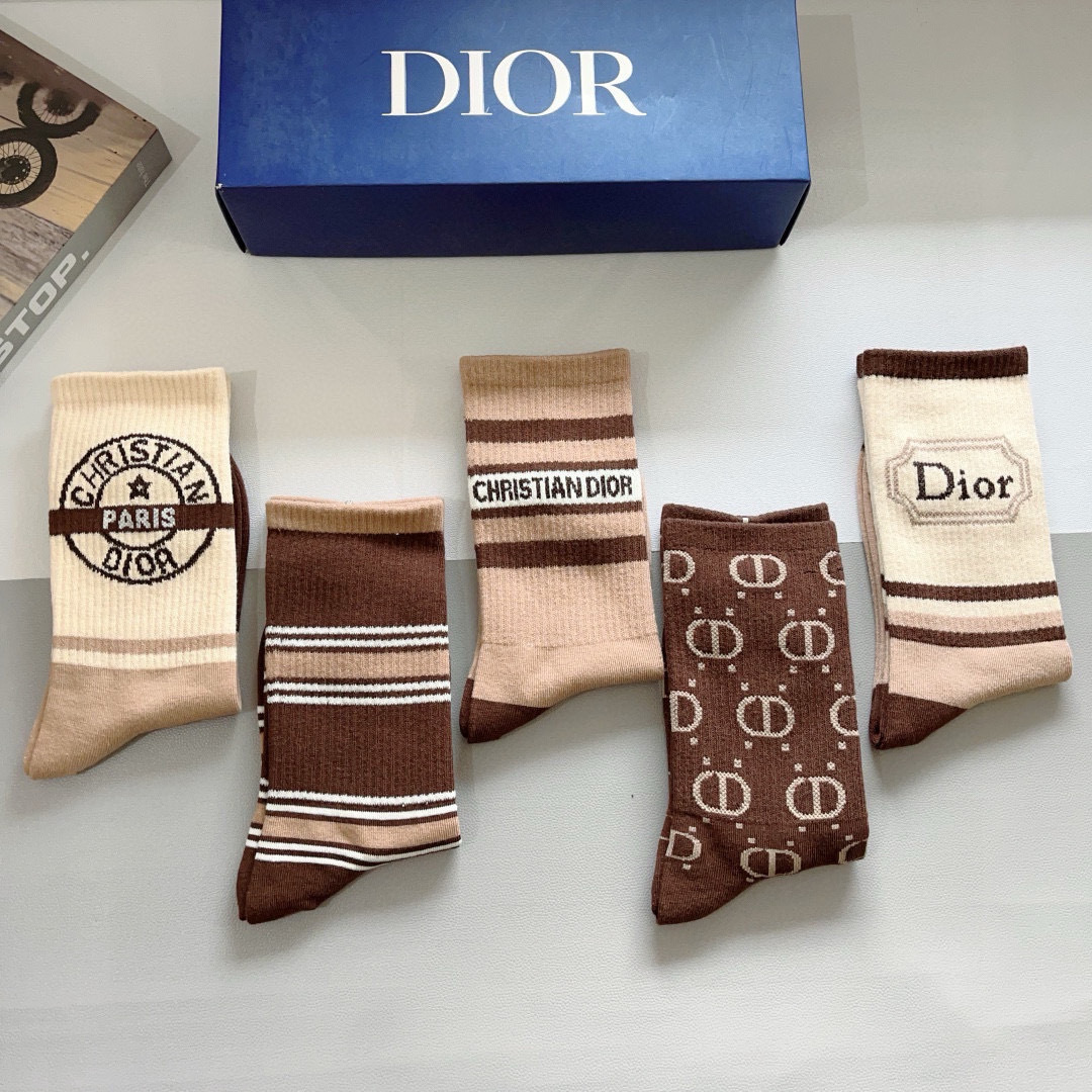 配包装（一盒5双）
Dior 迪奥 新款字母罗口长筒袜子！爆款字母专柜同步长筒袜，💛大牌出街，潮人必备。