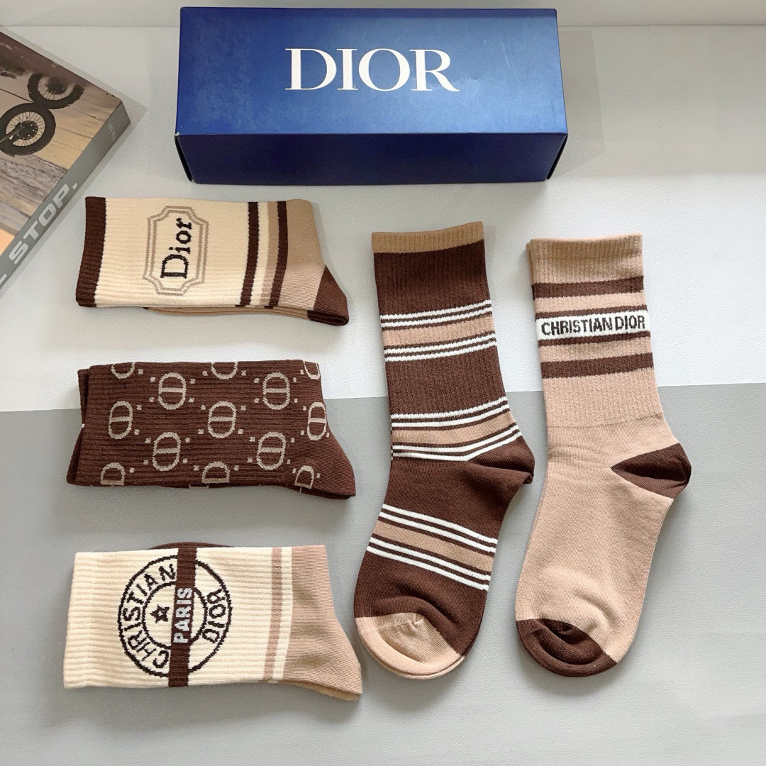 配包装（一盒5双）
Dior 迪奥 新款字母罗口长筒袜子！爆款字母专柜同步长筒袜，💛大牌出街，潮人必备。