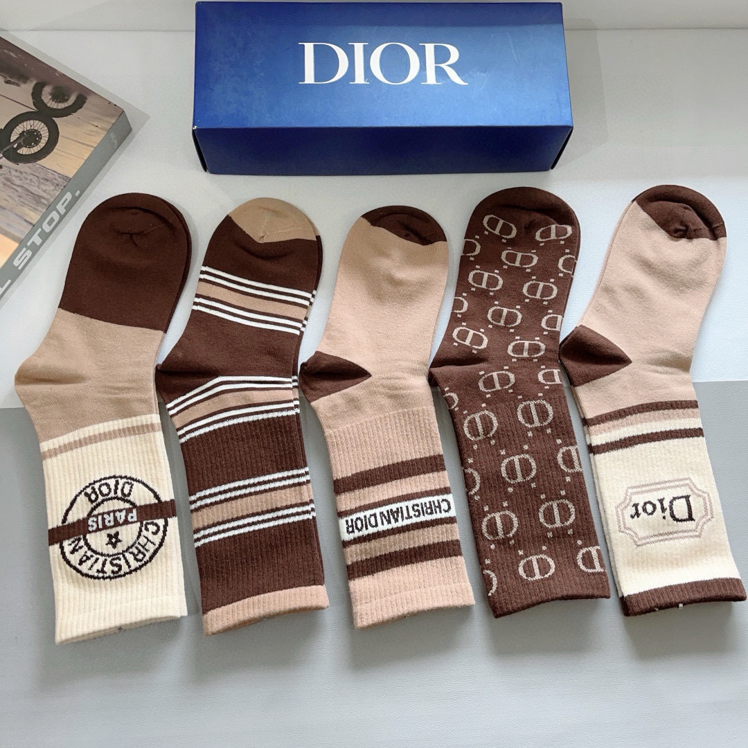 配包装（一盒5双）
Dior 迪奥 新款字母罗口长筒袜子！爆款字母专柜同步长筒袜，💛大牌出街，潮人必备。