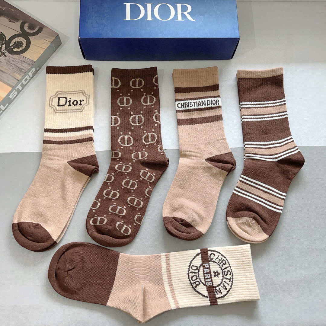 配包装（一盒5双）
Dior 迪奥 新款字母罗口长筒袜子！爆款字母专柜同步长筒袜，💛大牌出街，潮人必备。