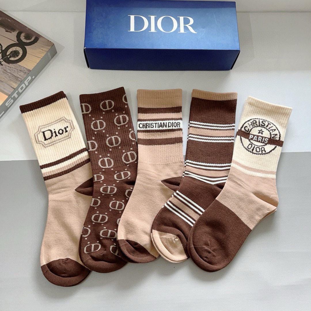 配包装（一盒5双）
Dior 迪奥 新款字母罗口长筒袜子！爆款字母专柜同步长筒袜，💛大牌出街，潮人必备。