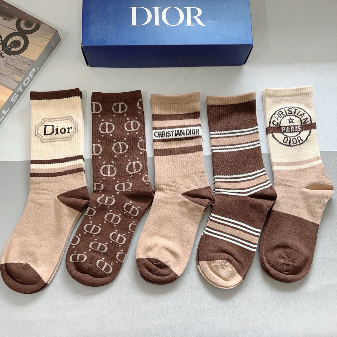 配包装（一盒5双）
Dior 迪奥 新款字母罗口长筒袜子！爆款字母专柜同步长筒袜，💛大牌出街，潮人必备。