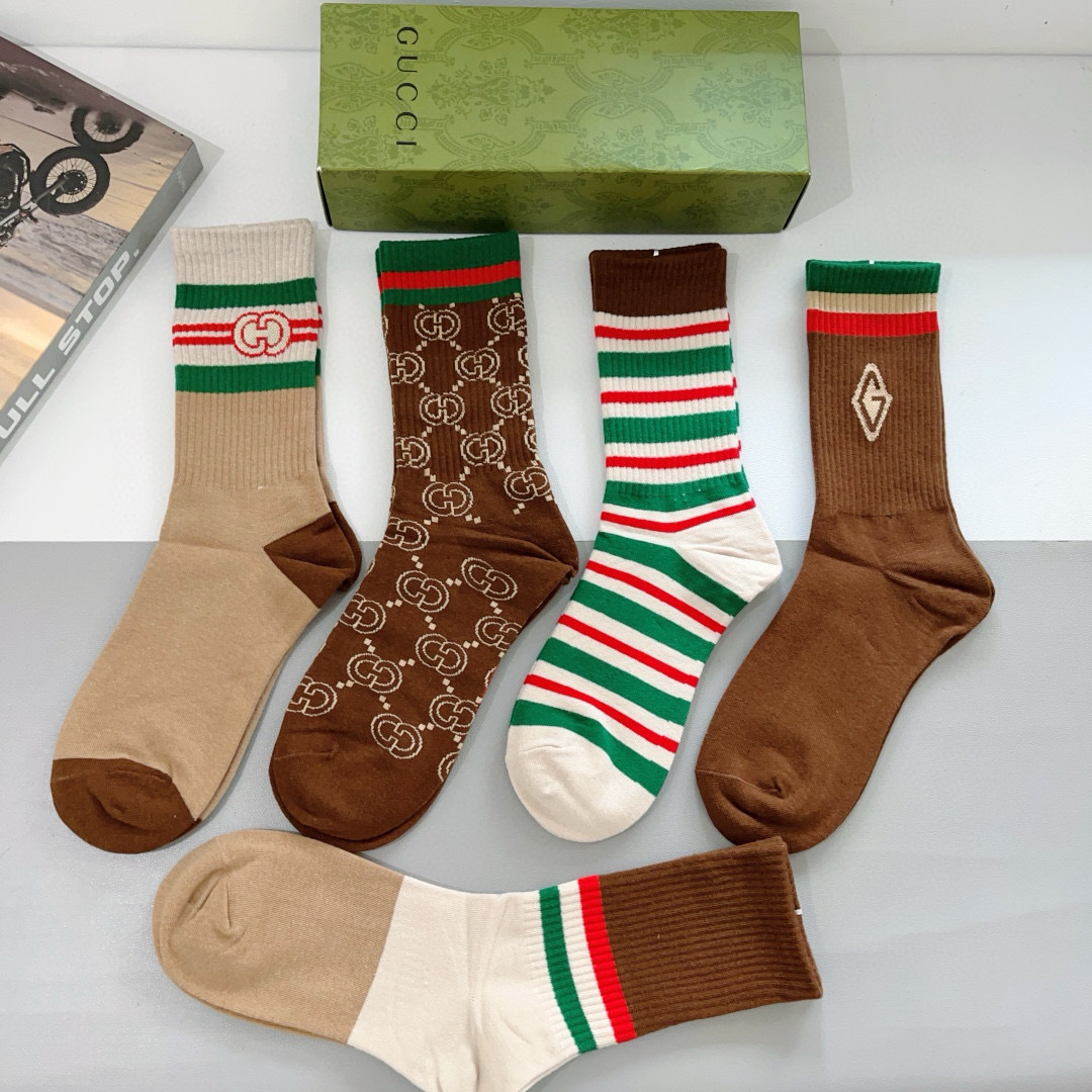 配包装（一盒5双）
 Gucci 古奇 新款长筒袜子，纯棉面料，潮人必备 ，Gucci 爆款，经典双G，