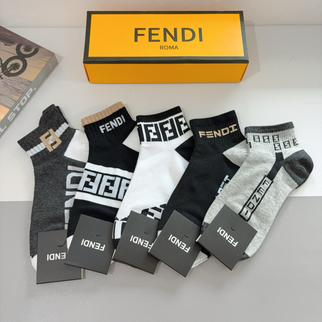配包装（一盒5双）
FENDI  芬迪  双Ｆ字母爆款短款袜子，💓实用好穿 纯棉面料 柔软透气，时尚百搭