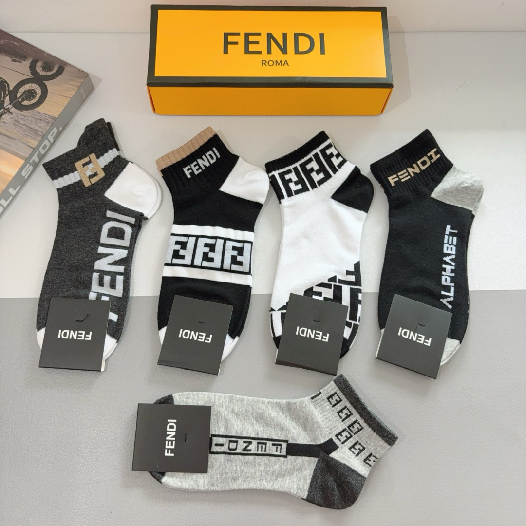 配包装（一盒5双）
FENDI  芬迪  双Ｆ字母爆款短款袜子，💓实用好穿 纯棉面料 柔软透气，时尚百搭