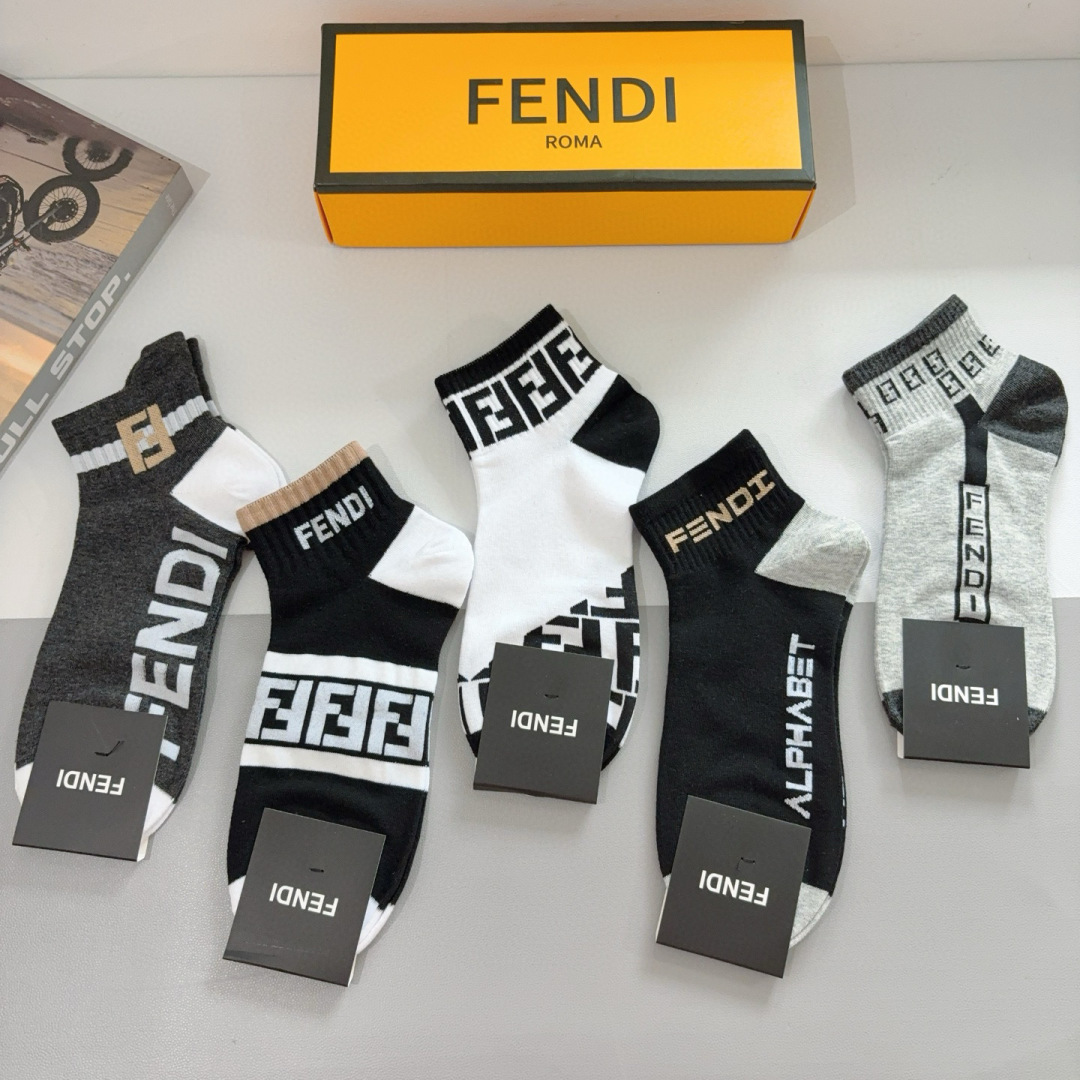 配包装（一盒5双）
FENDI  芬迪  双Ｆ字母爆款短款袜子，💓实用好穿 纯棉面料 柔软透气，时尚百搭