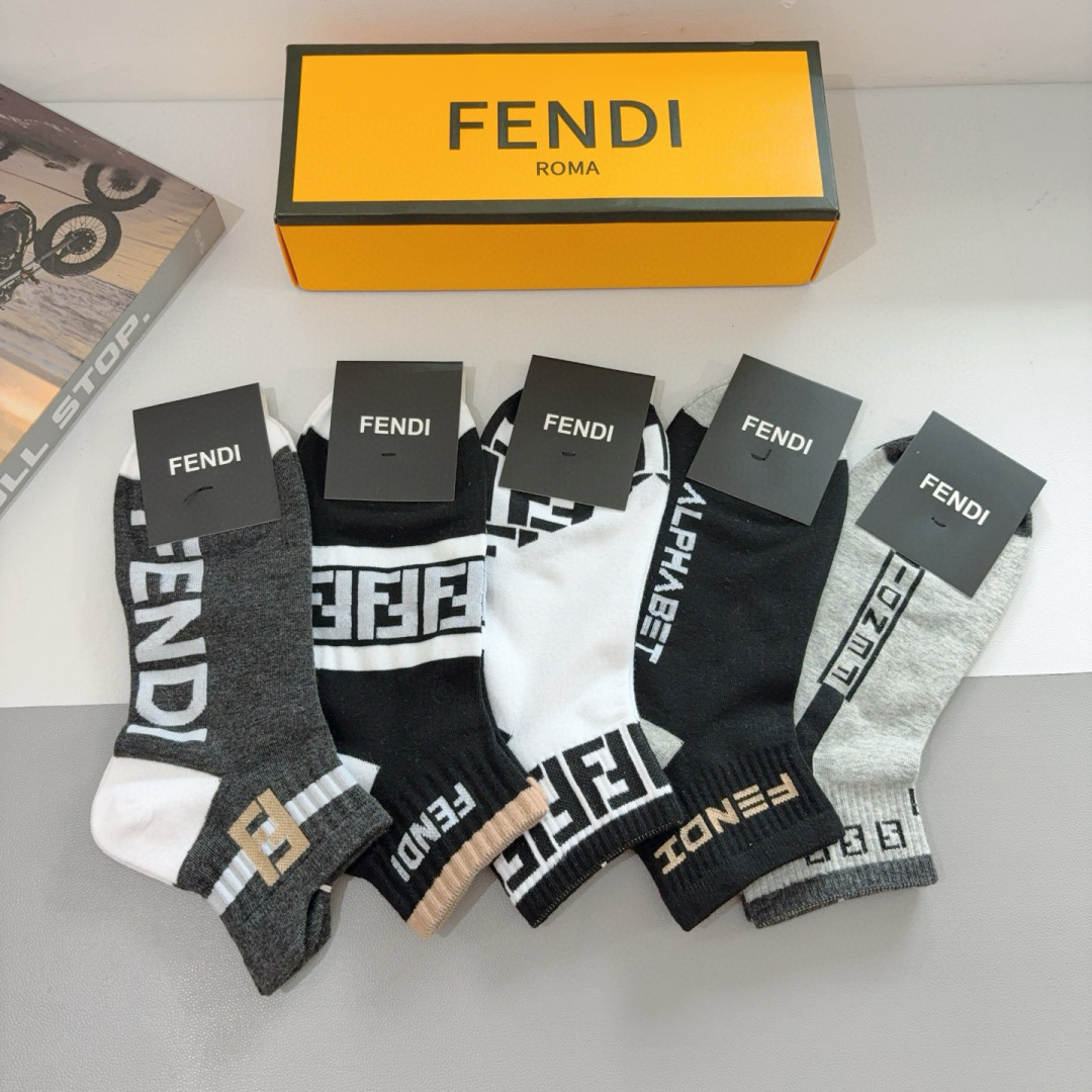 配包装（一盒5双）
FENDI  芬迪  双Ｆ字母爆款短款袜子，💓实用好穿 纯棉面料 柔软透气，时尚百搭